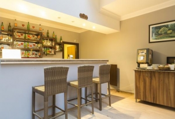 LOBBY BAR